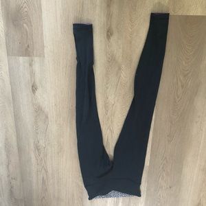 Lulu lemon leggings reversible purple/black size 4